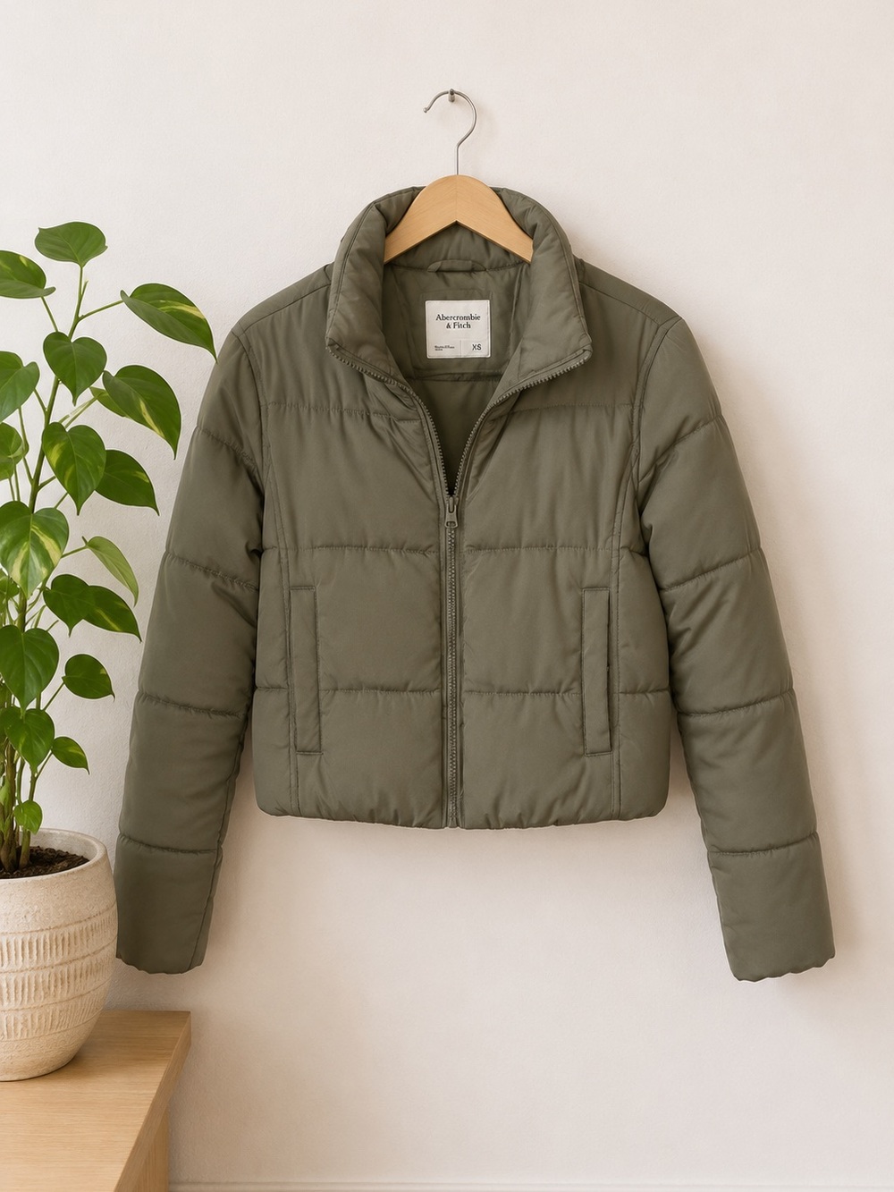 Abercrombie Cropped Olive Puffer Jacket XS Lightweight Warm Zip Up Neutral Coat